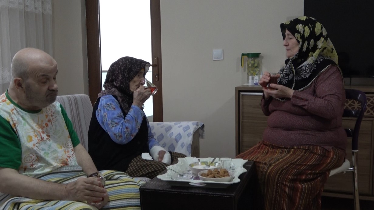 Hasta eşine ve 105 yaşındaki annesine gözü gibi bakıyor