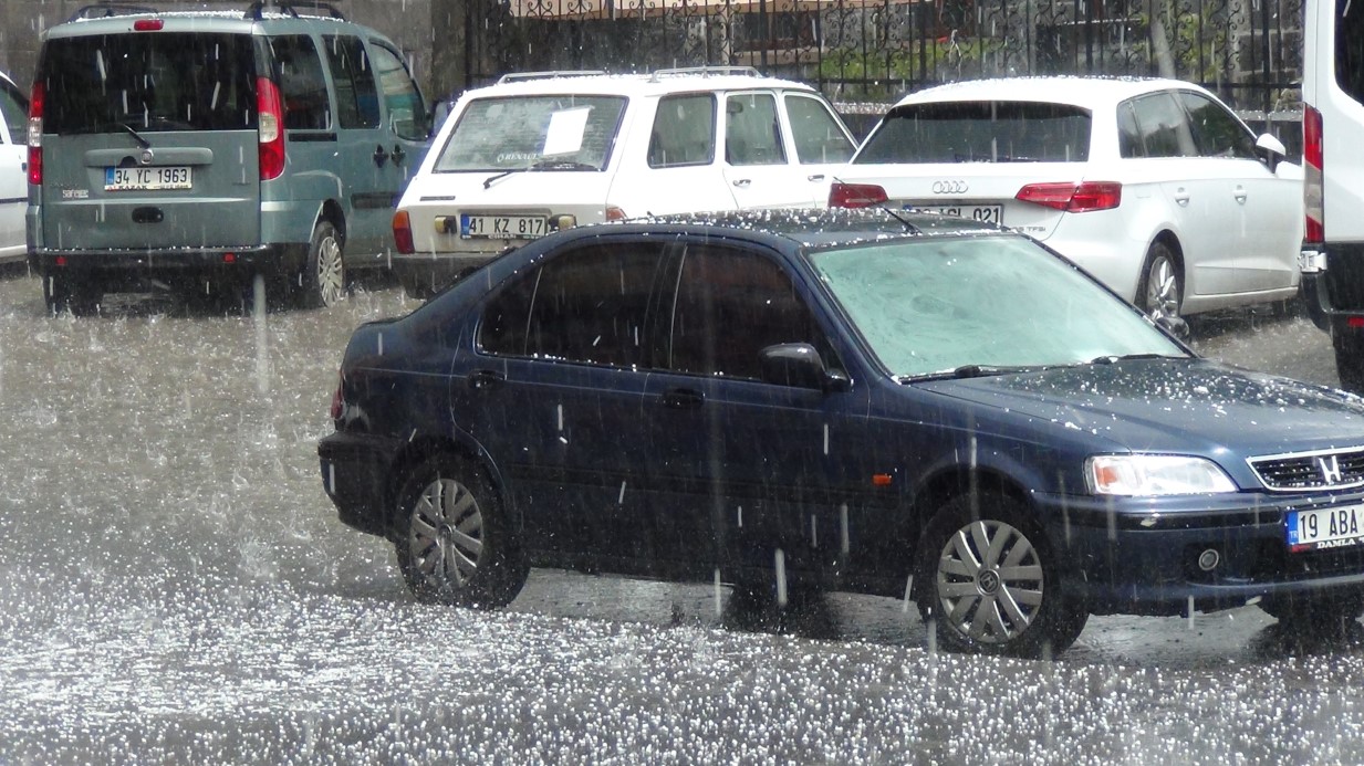 Kars’ı dolu vurdu, cadde ve sokaklar göle döndü