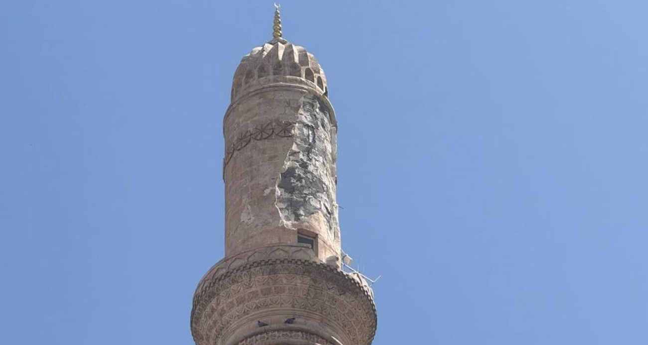 Mardin’de minareye yıldırım düştü