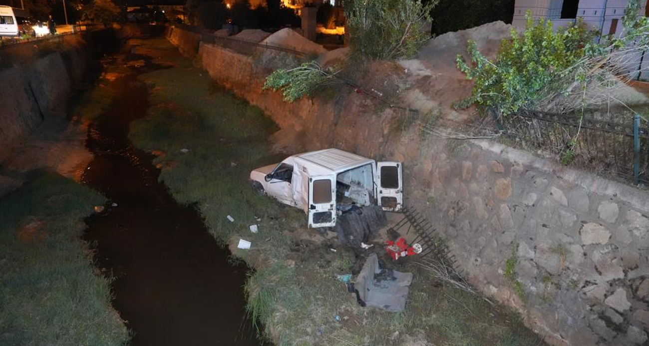 EDS panosuna çarpan araç dereye yuvarlandı, alkollü sürücü ağır yaralandı