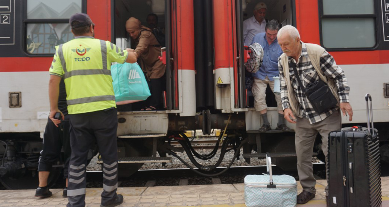 Arabalı trenle akın akın geliyorlar