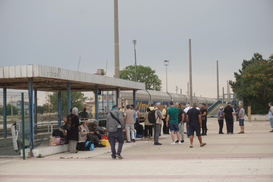 Arabalı trenle akın akın geliyorlar