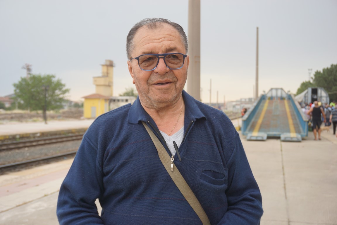 Arabalı trenle akın akın geliyorlar