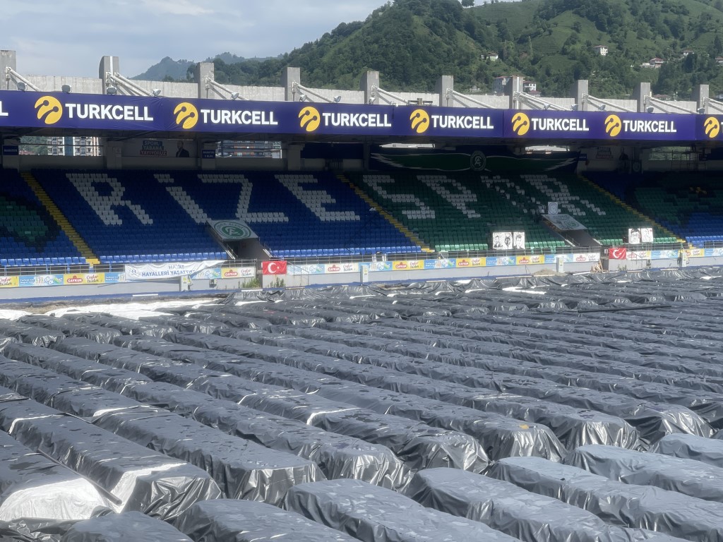 Çaykur Rizespor’un stadının zemini yenileniyor