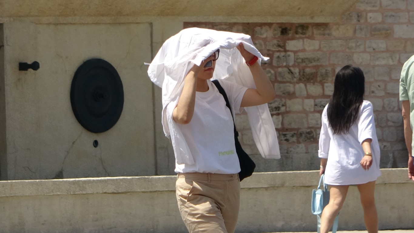 Taksim’de yerli ve yabancı turistler kavurucu sıcaktan korunmaya çalıştı