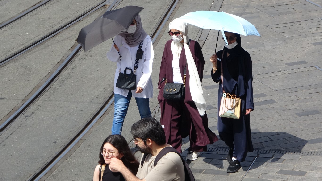 Taksim’de yerli ve yabancı turistler kavurucu sıcaktan korunmaya çalıştı