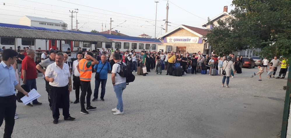 Halkalı-Edirne treni durdu, yüzlerce yolcu istasyonda kaldı