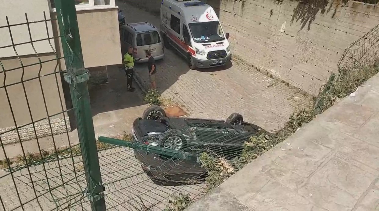 Yeni aldığı arabasıyla sitenin bahçesine uçtu