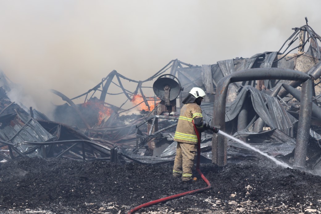 İzmir’de palet depolarında yangın: 3 iş yeri yandı