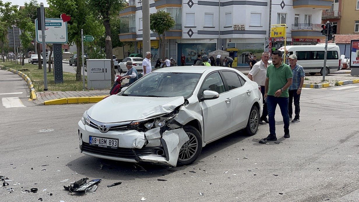 Alkollü araç kullanıp kaza yaptı, sinirini basın mensuplarından çıkardı
