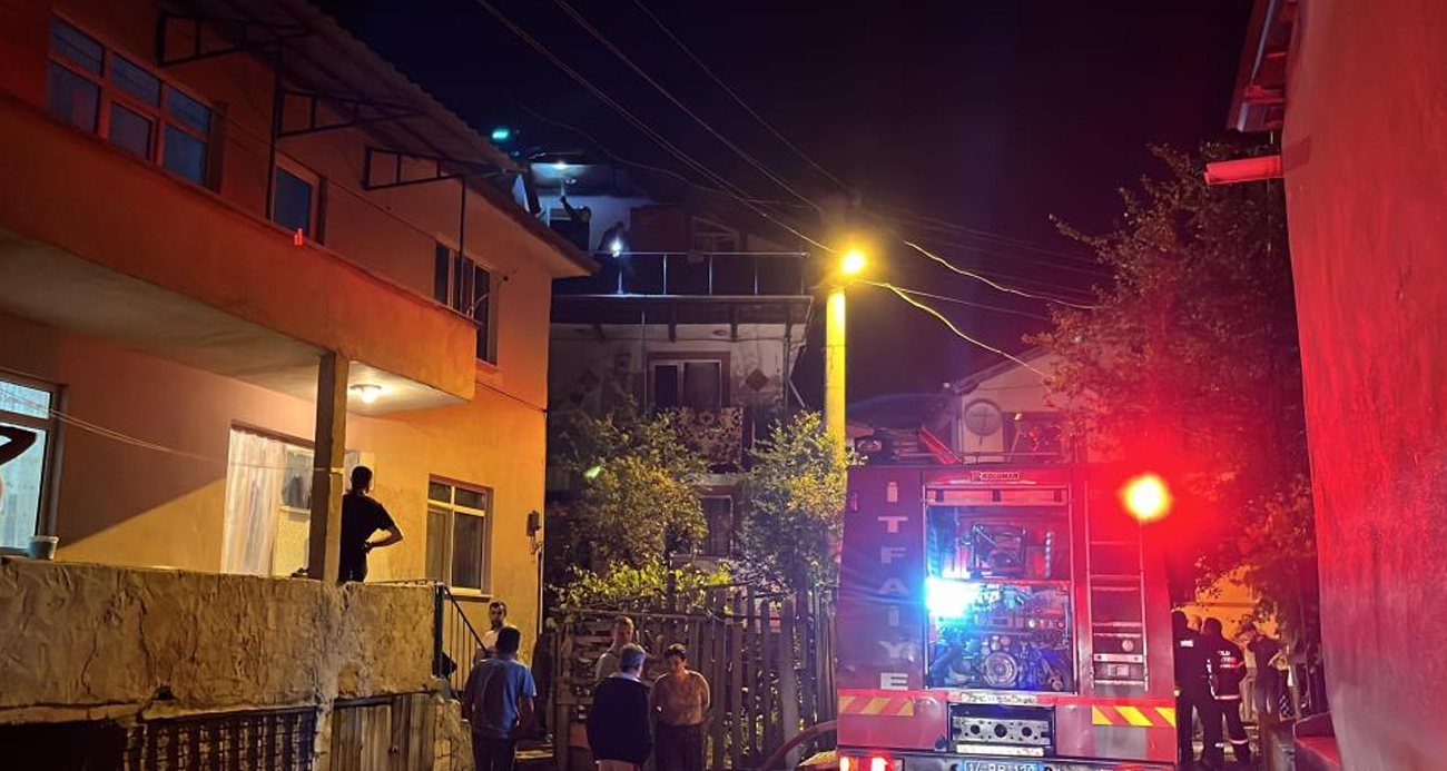Üç katlı evde yangın paniği: Elektrik kablolarının kıvılcımları az kalsın evi yakıyordu