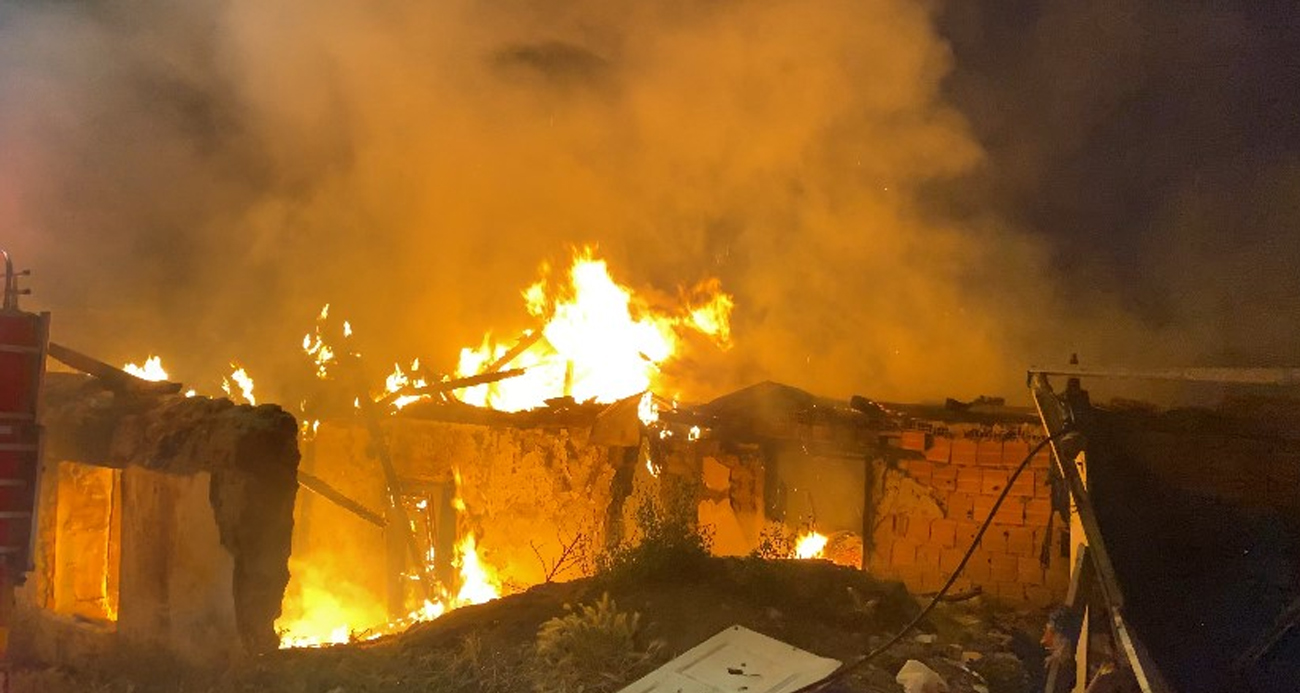 Yangın geceyi gündüze çevirdi: Metruk evde çıkan yangın korkuttu