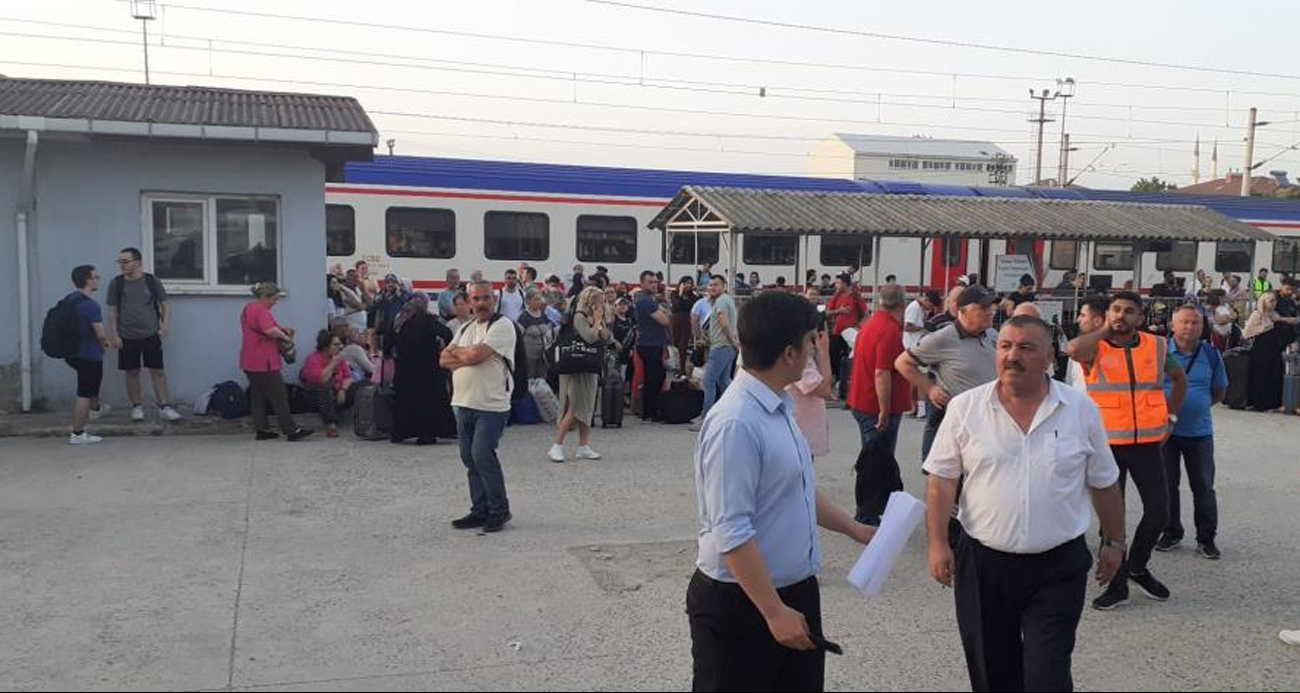 Halkalı-Edirne treni durdu, yüzlerce yolcu istasyonda kaldı