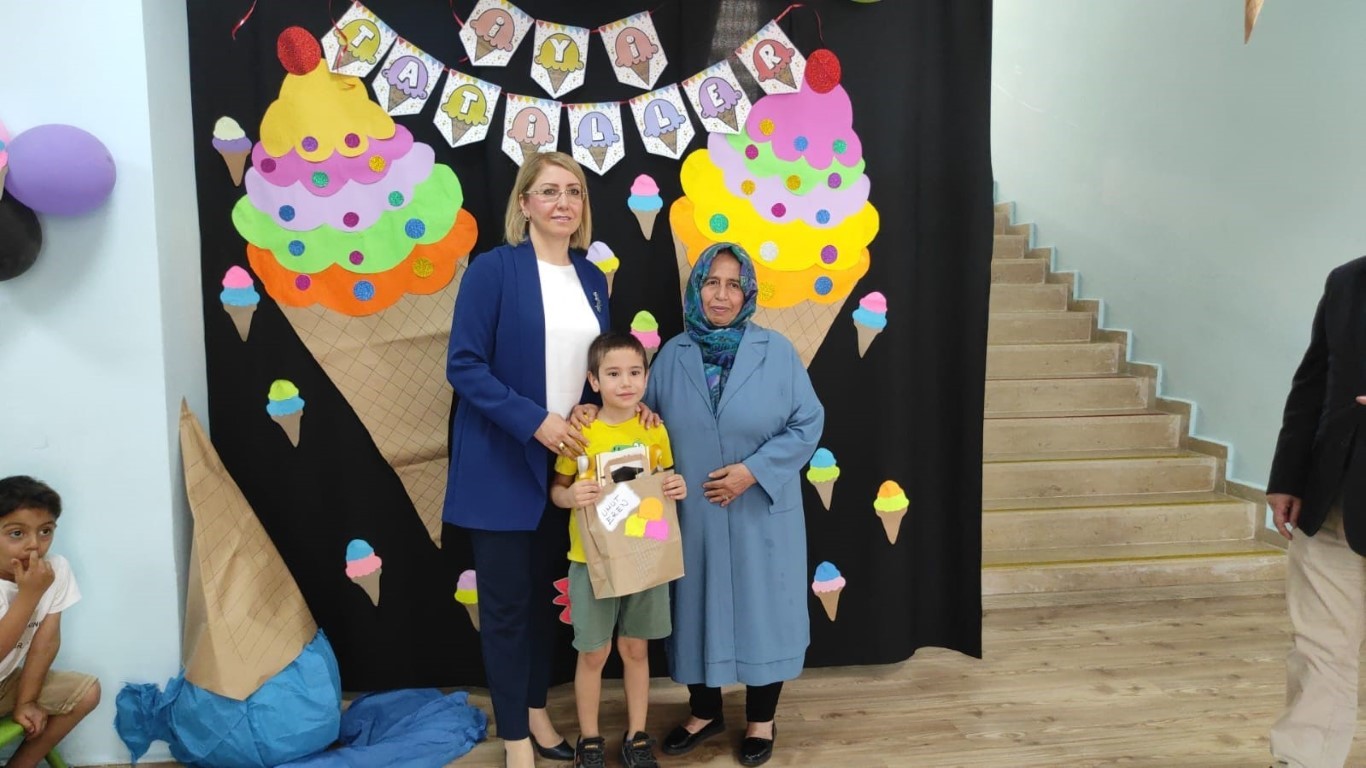 Çocuğu olmayan emekli öğretmen, yaptırdığı okulda öğrencilerle karne sevinci yaşadı