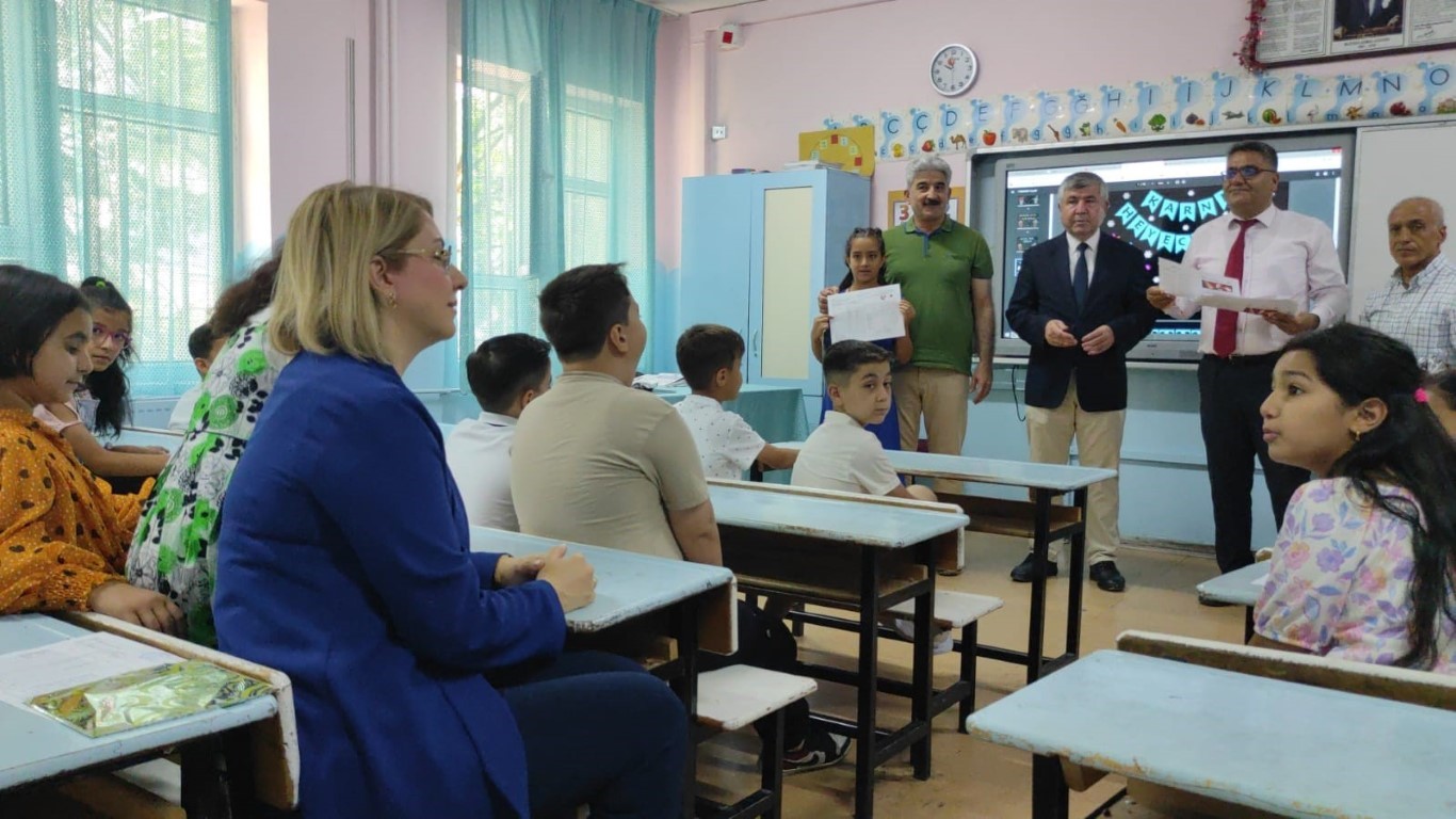 Çocuğu olmayan emekli öğretmen, yaptırdığı okulda öğrencilerle karne sevinci yaşadı