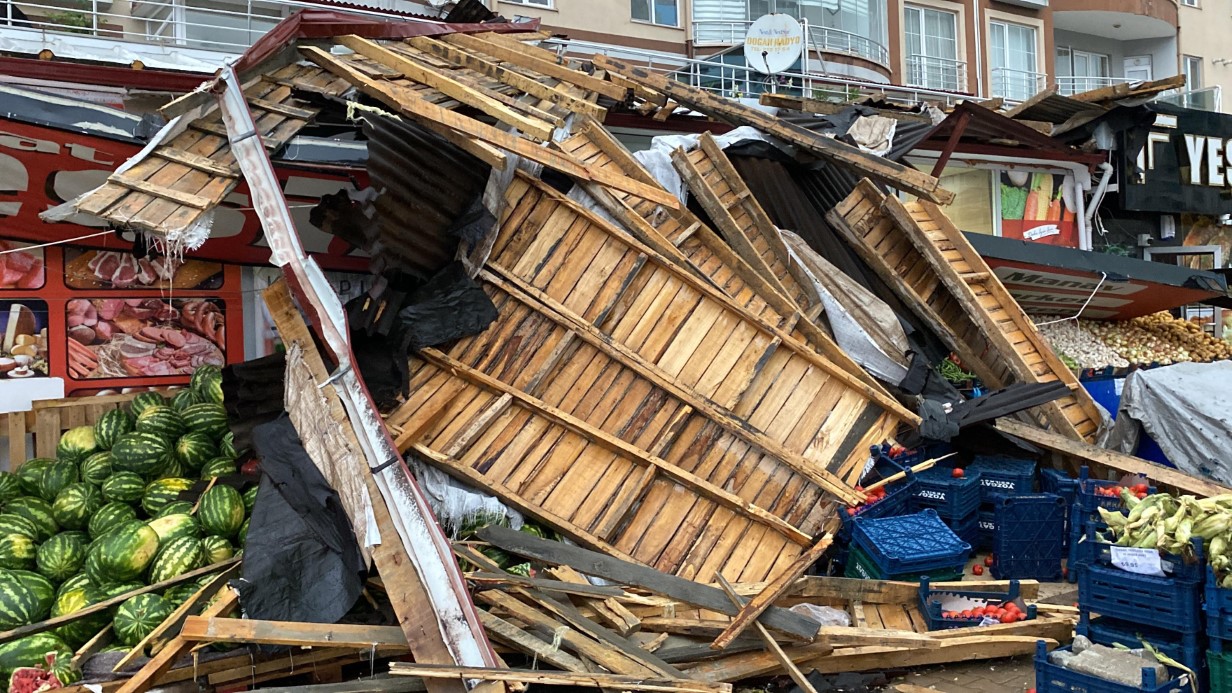 Yozgat’ta fırtına çatıları uçurdu