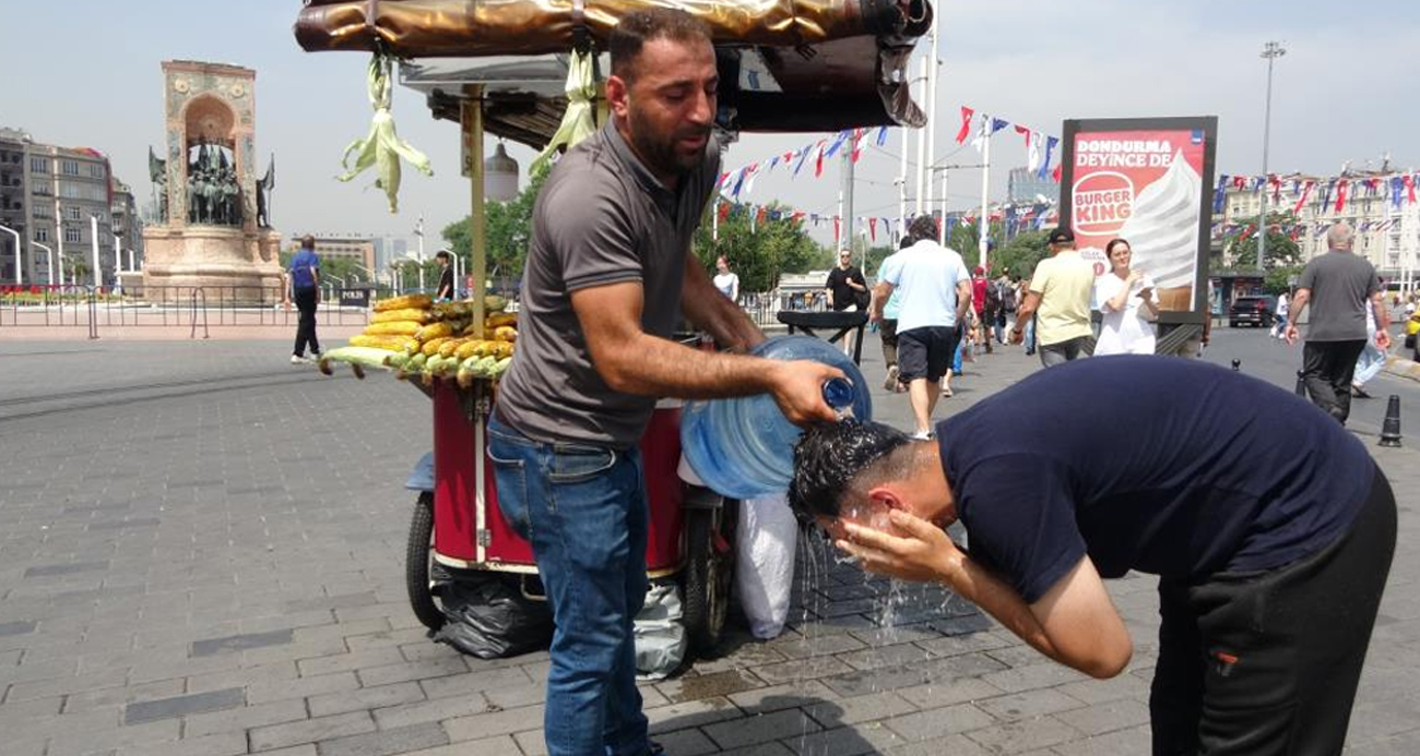 Taksim’de sıcaktan bunalan esnaf kafasına damacanayla su döktü