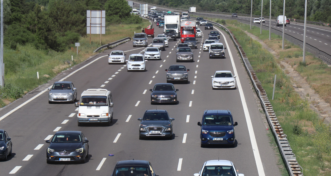 Akın akın gidiyorlar: Bayram trafiği böyle görüntülendi