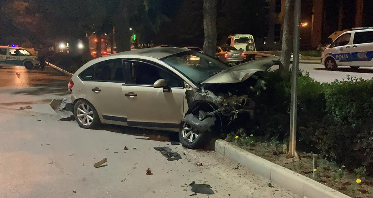 Otomobil park halindeki araçlara ve refüjdeki ağaca çarptı: 2 yaralı