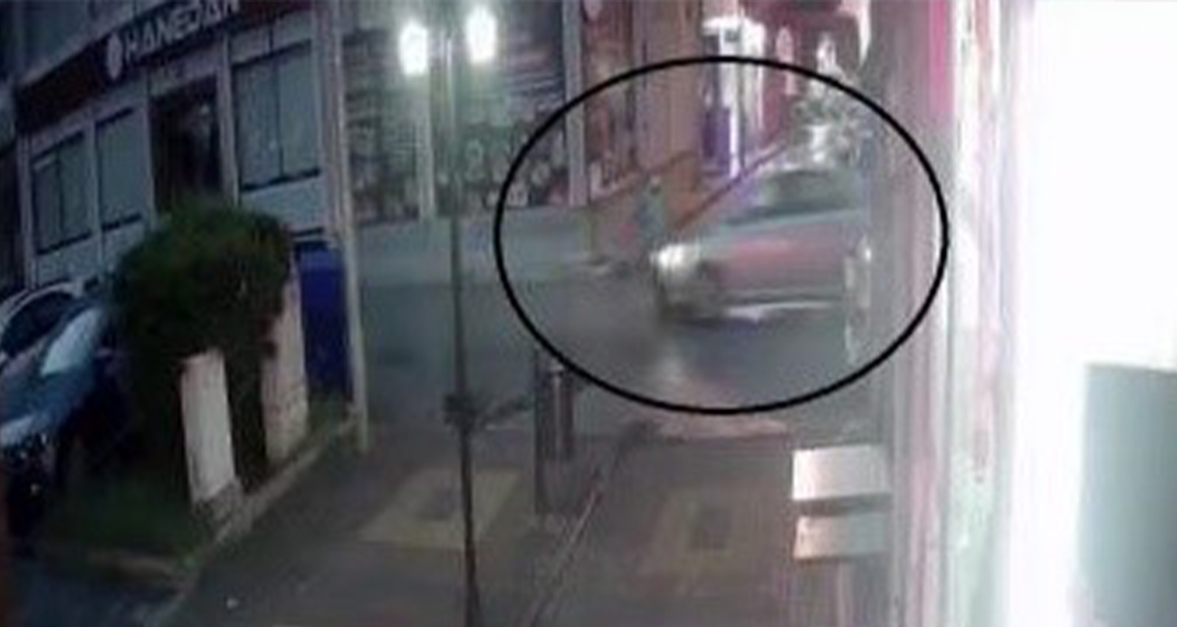 Bisikletiyle aniden yola çıkan çocuğa otomobil çarptı... O anlar kamerada