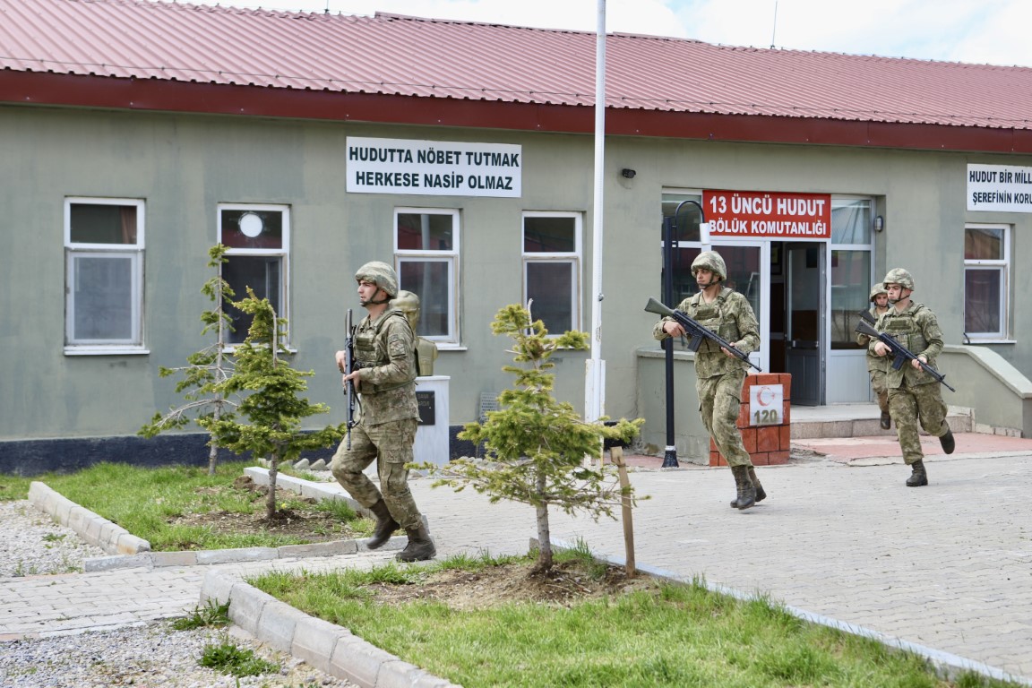 ’Hudut Kartalları’ bayramda da elleri tetikte sınır nöbetinde