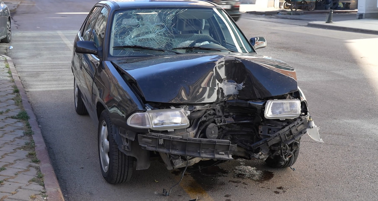 Otomobil aydınlatma direğine çarptı: 5 yaralı