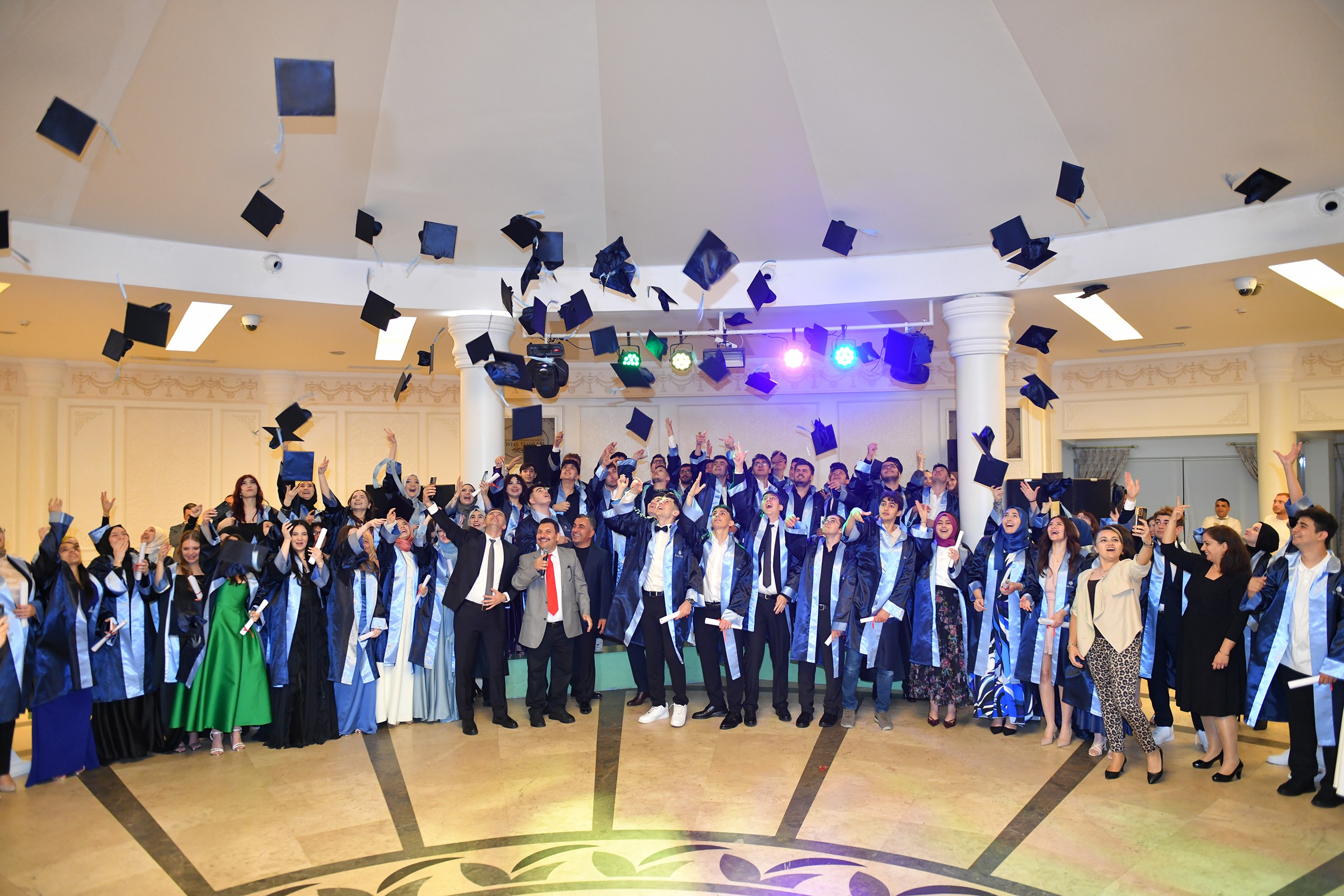 İhlas Koleji mezunları coşkulu bir mezuniyet töreniyle hayata uğurlandı