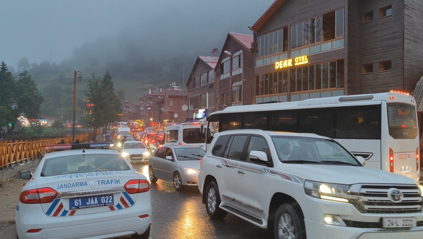 Uzungöl’de bayram yoğunluğu: Kilometrelerce araç kuyruğu oluştu