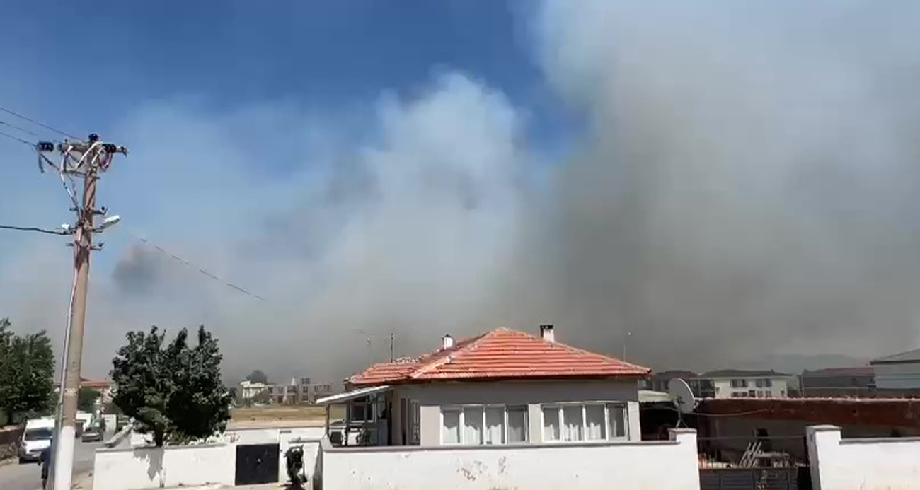 Ayvalık’ta otluk alandaki yangında dumanlar yerleşim yerlerini olumsuz etkiliyor
