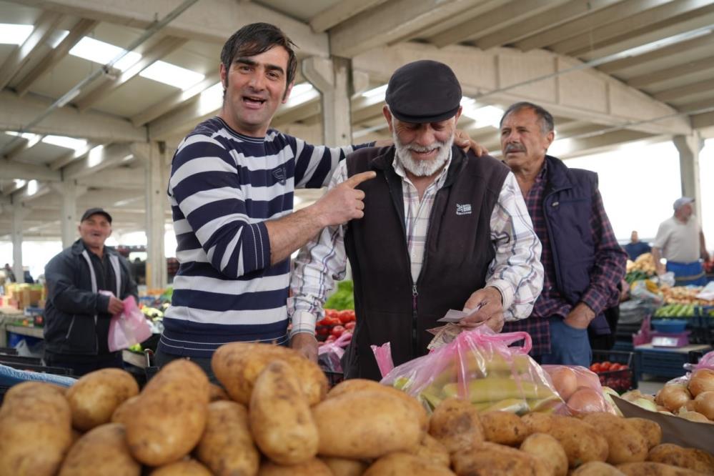 İşini severek yapan pazarcı neşesi ve güler yüzü sayesinde tezgahta ürün bırakmıyor