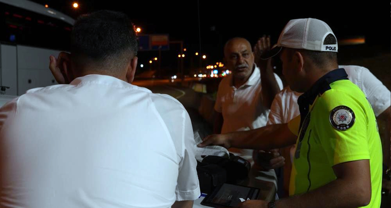 Polisin "sabır" sınavı: Otobüs şoförü ehliyetini vermemek için dakikalarca dil döktü
