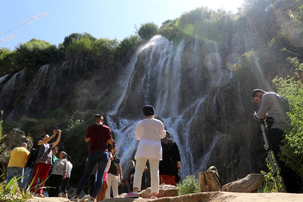 Sıcaktan bunalanlar Girlevik Şelalesi’nde serinliyor