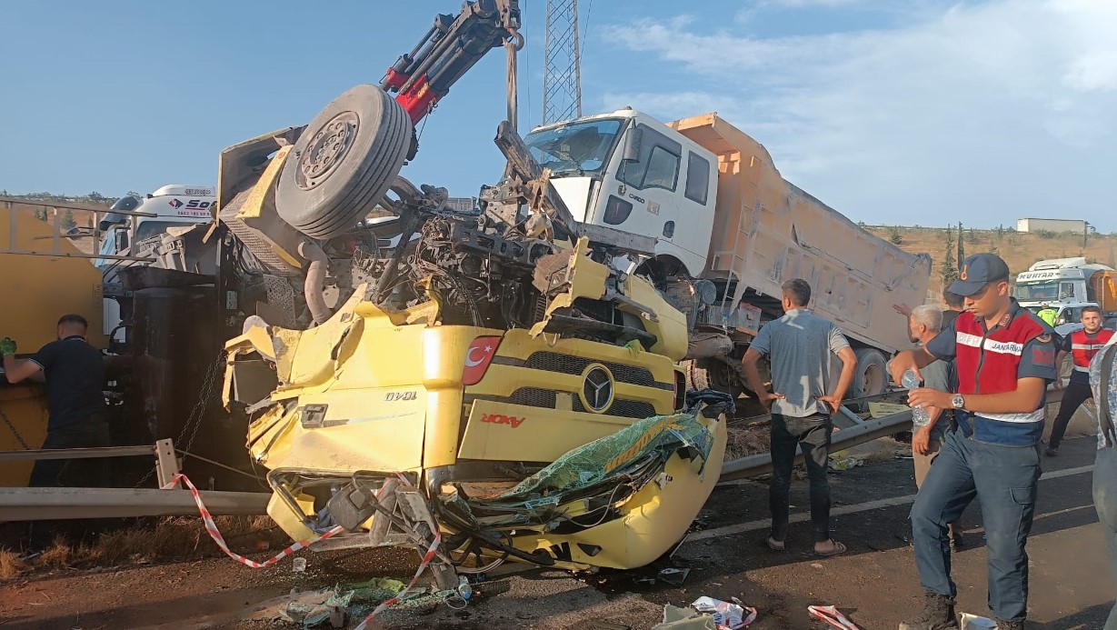 Gaziantep’te tır ve kamyon çarpıştı: 1 ölü, 2 yaralı