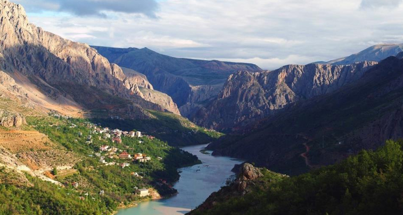Sakin şehir Kemaliye, yaz aylarında ilçe nüfusunun 10 katı ziyaretçi ağırlıyor
