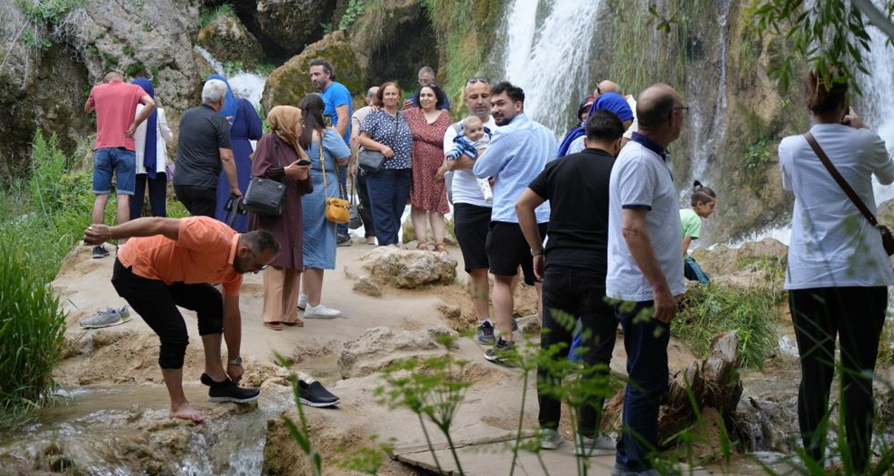 Sıcaktan bunalanlar Girlevik Şelalesi’nde serinliyor