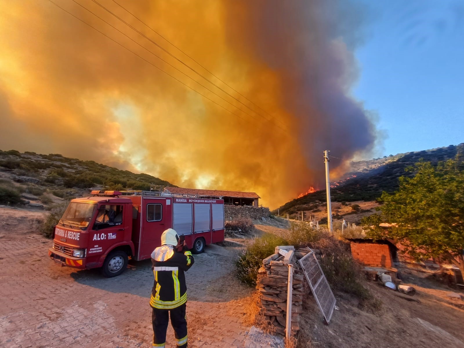 Manisa’daki yangına müdahale sürüyor: 300 hektar alan ile evler zarar gördü