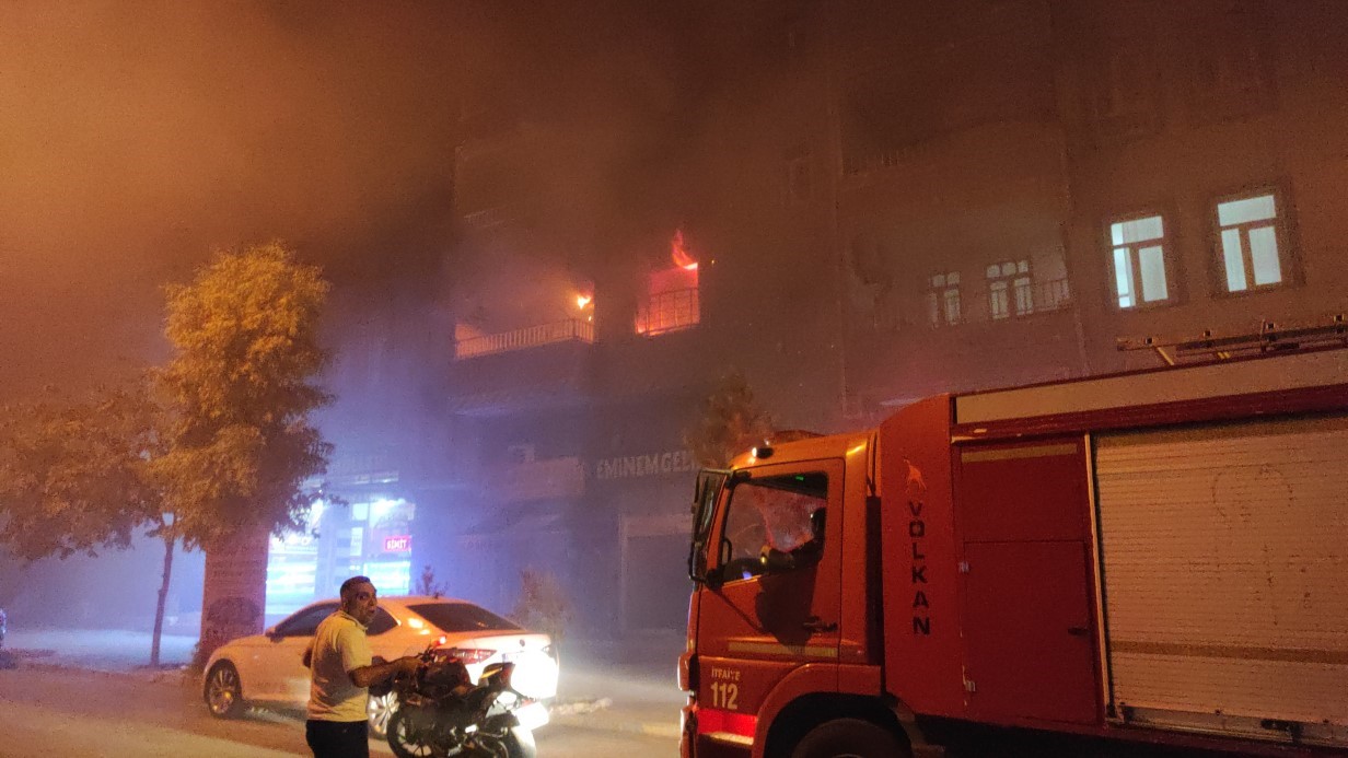 Şanlıurfa’da korkutan yangın: Binada mahsur kalanlar dama sığındı
