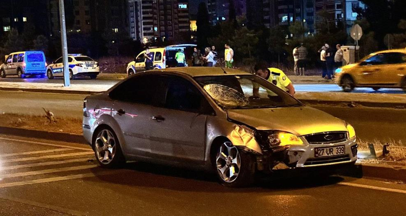 Yolun karşısına geçmek isteyen çifte otomobil çarptı: 1’i ağır 2 yaralı