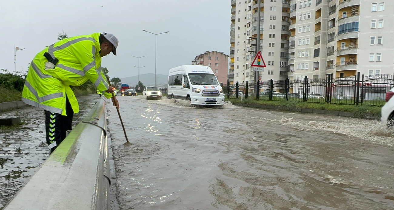 Rize’de sağanak yağmur sonrası cadde ve sokaklar göle döndü