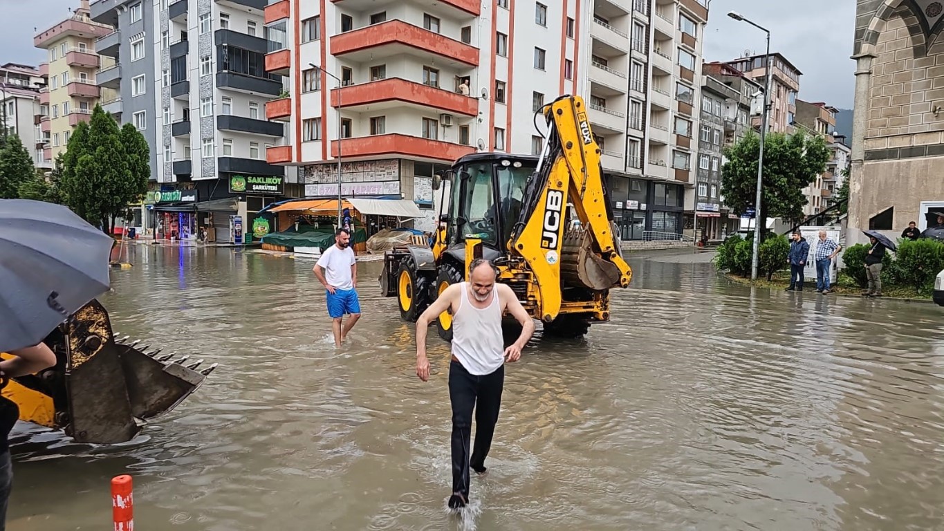 Arhavi’de yoğun yağış sele neden oldu