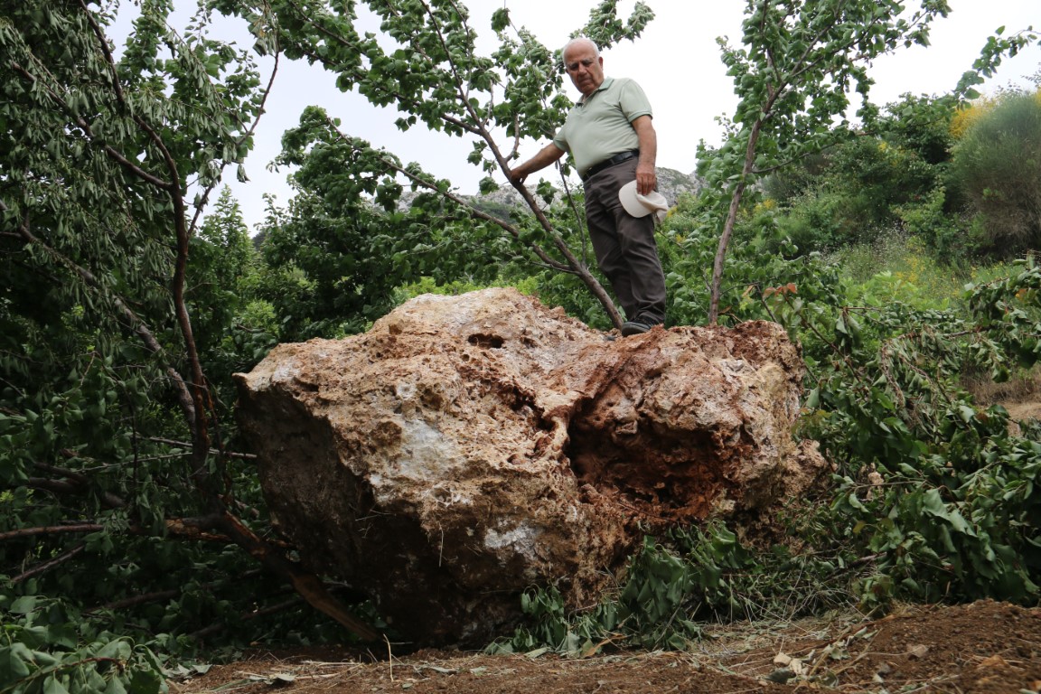 Mahalleli diken üstünde: Kayısı topladıkları esnada taş ocağından 10 tonluk devasa kaya düştü