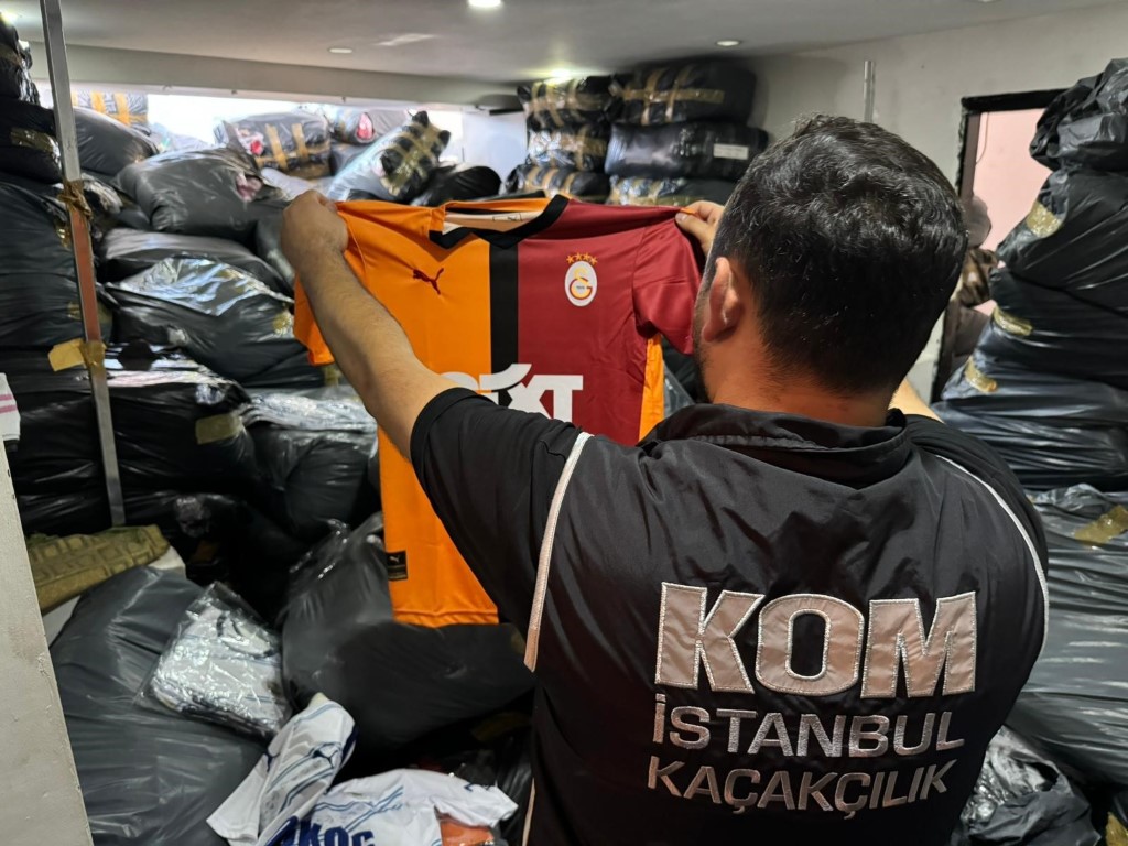 İstanbul’da 4 büyük kulübe ait 180 bin kaçak forma ele geçirildi