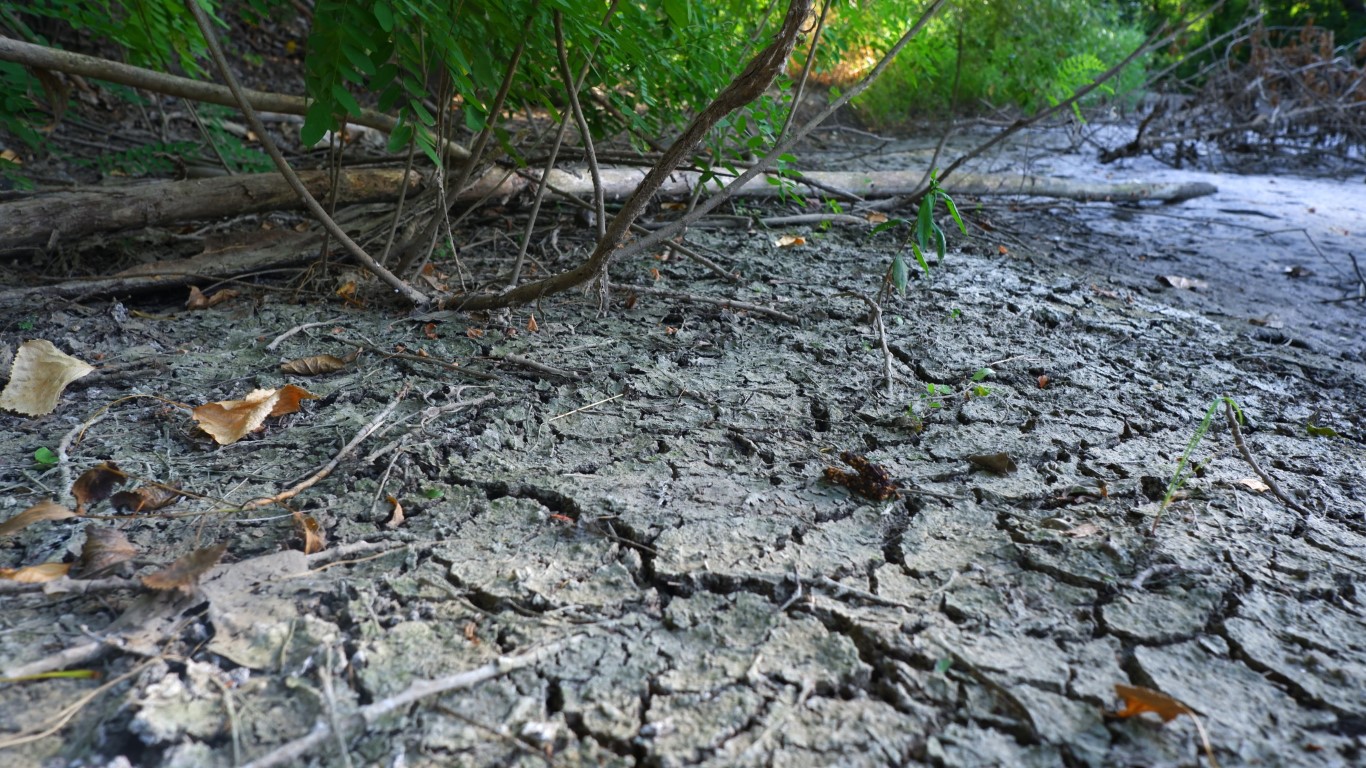 Kuraklığın en net fotoğrafı: Yüzüp balık tuttukları nehirde şimdi yürüyerek geziyorlar