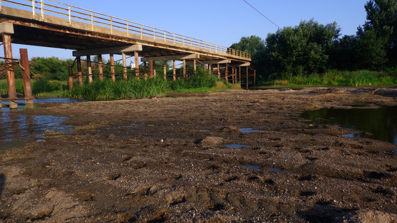 Kuraklığın en net fotoğrafı: Yüzüp balık tuttukları nehirde şimdi yürüyerek geziyorlar