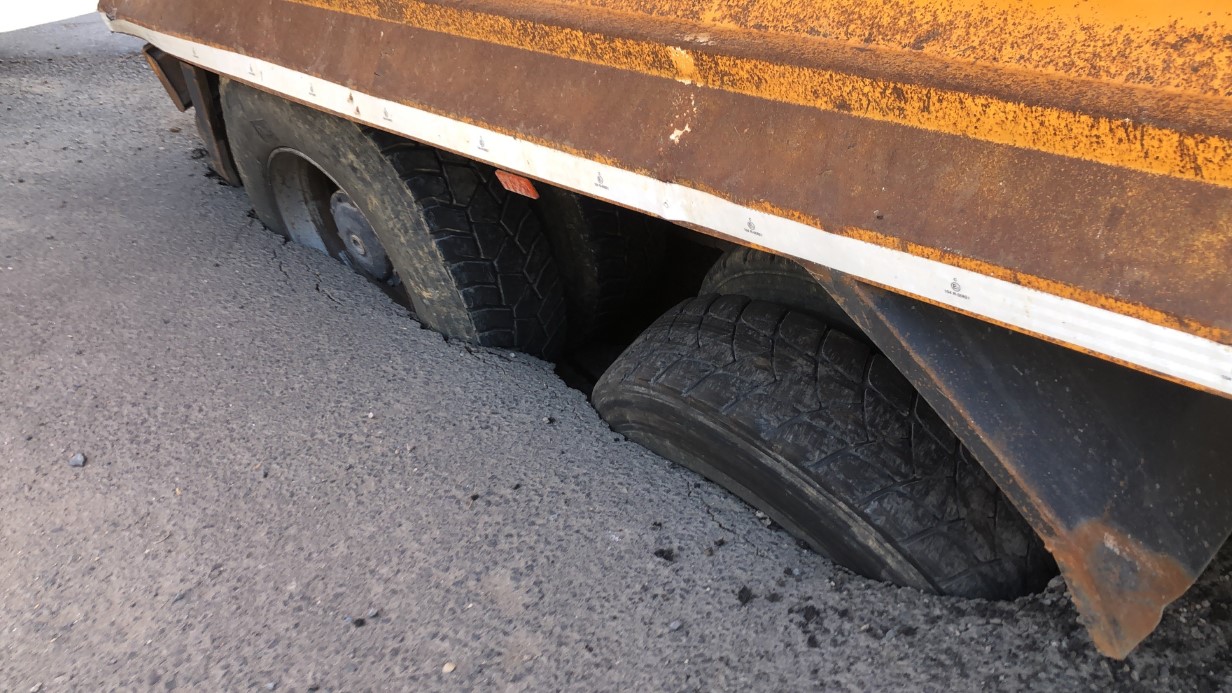 Tekirdağ’da asfalt yol çöktü, kamyon yola saplandı