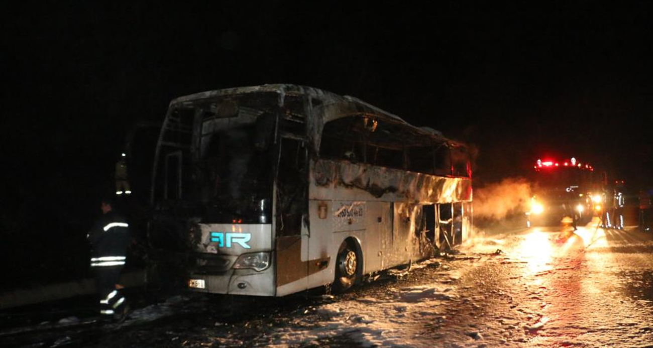 Adana’da seyir halindeki yolcu otobüsü alev topuna döndü
