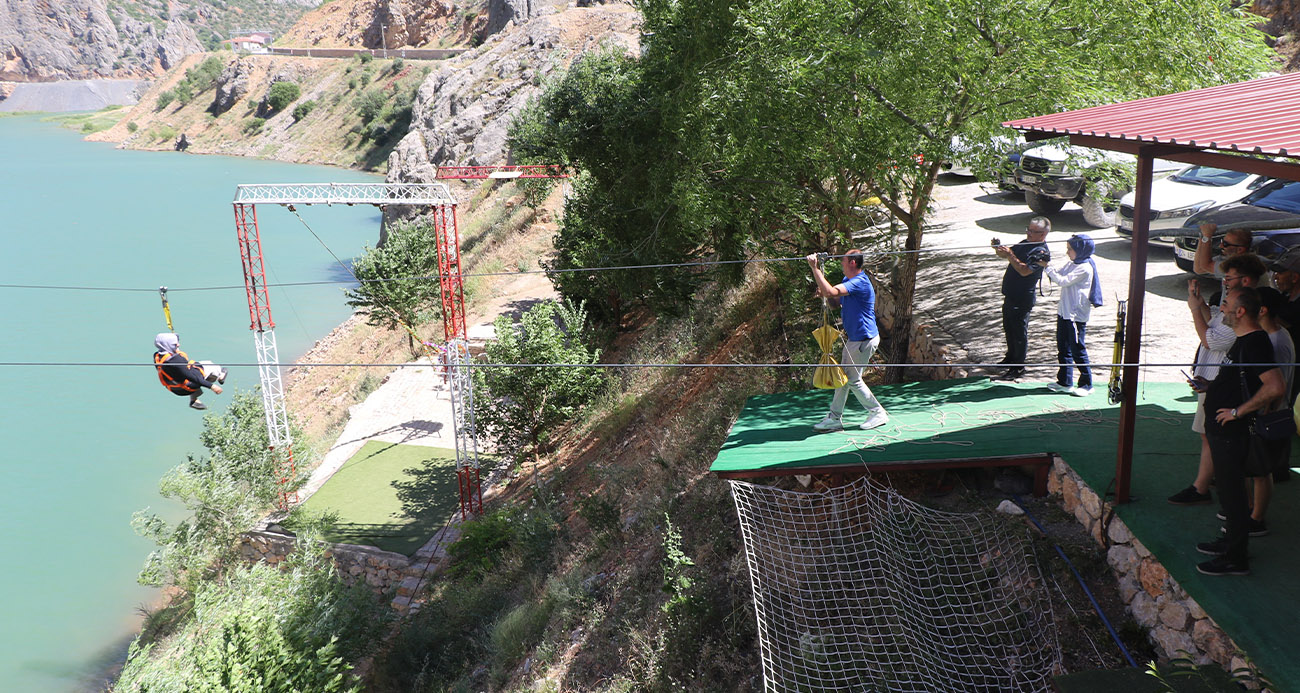 Fırat Nehri’nin muhteşem manzarası eşliğinde yapılan zipline ve tekne turu turistlerin vazgeçilmezi
