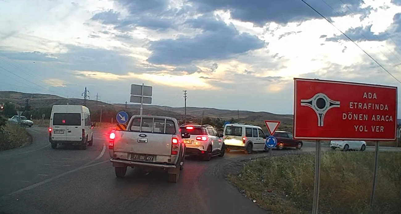 Sabırsız sürücü minibüsü ile ters yöne girdi, trafiği tehlikeye attı