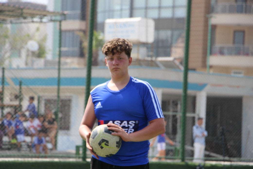 ’Kaleci olmaya kendimi adamıştım’ diyen genç, depremde ampüte olan bacağıyla hayallerinin peşinden koşuyor