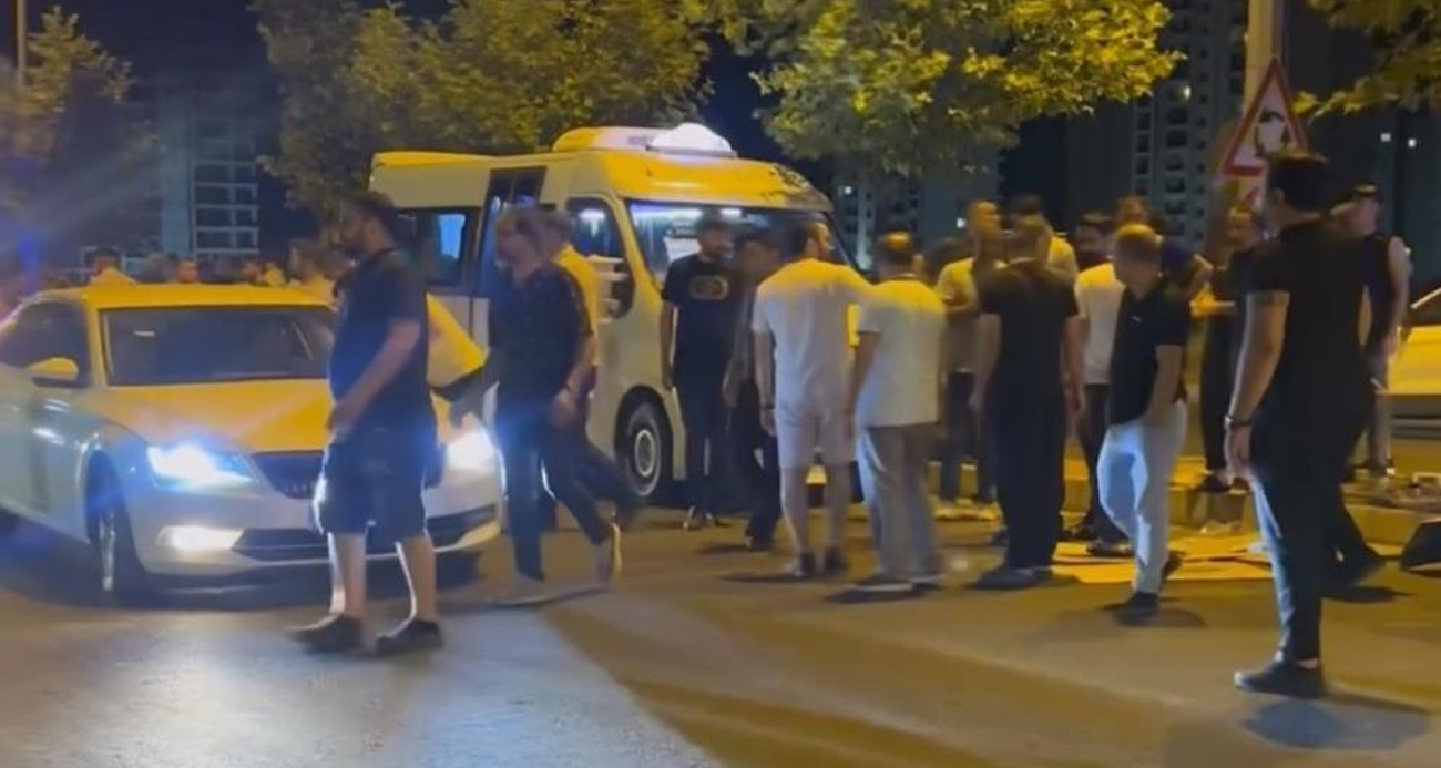 Minibüs yayalara çarptı: 1 ölü, 1 ağır yaralı